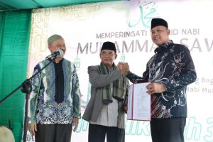Wali Kota Bekasi Serahkan IMB Yayasan Al Hikmah, Pastikan Gratis, Mudah, dan Berikan Dukungan Pembangunan Wilayah