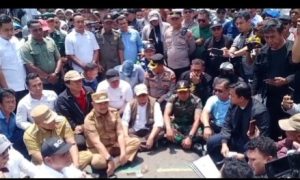 Wali Kota Bekasi Duduk Bersama Massa Aksi, Serap Aspirasi di Tengah Jalan