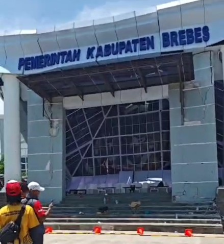 Atap Teras Gedung KPT Brebes Ambruk, Tiga Orang Luka -Luka