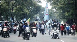 Ribuan Buruh Aksi Demo di Kawasan Industri Cikarang Tuntut Kesejahteraan Buruh sampai Potongan Tunjangan Dewan dan ASN