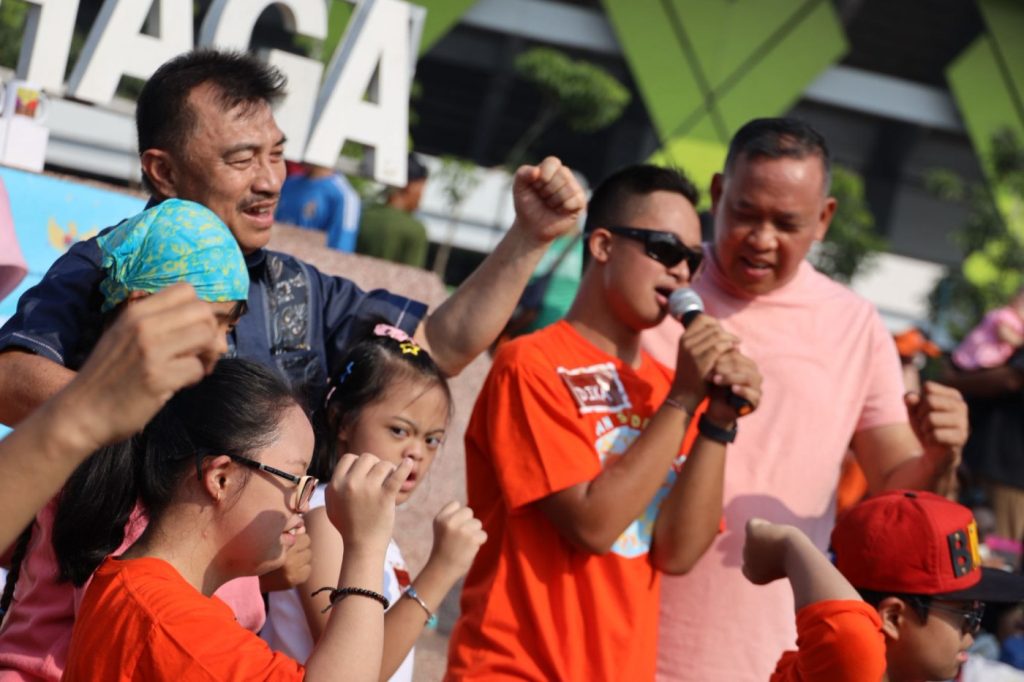 Wali dan Wakil Wali Kota Bekasi Nyanyi Bersama Anak Down Syndrome, Warnai CFD di Plaza Patriot Candrabhaga